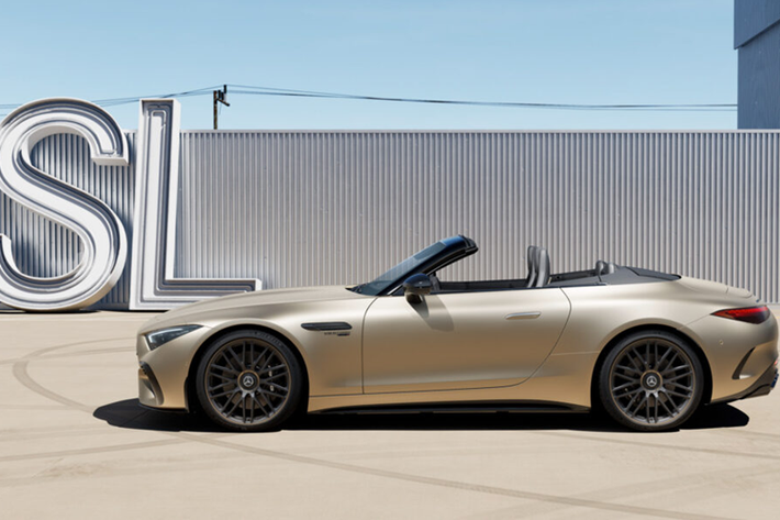 Mới đây, bộ phận cá nhân hóa Manufaktur của Mercedes đã nâng tầm mẫu xe này với phiên bản Mercedes-AMG SL 63 Manufaktur Golden Coast giới hạn 100 chiếc, với phối màu vàng đồng ấn tượng. Gold Coast là sản phẩm mới nhất trong loạt mẫu xe được đội ngũ cá nhân hóa này thiết kế để quảng cáo các dịch vụ của Manufaktur.