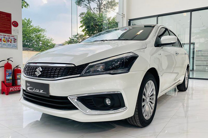 Trong thời gian qua mẫu xe sedan Suzuki Ciaz tại Việt Nam đã có những thông tin ngừng bán vì nhiều lý do khác nhau, đặc biệt là vấn đề về doanh số. Do đó, không có gì bất ngờ khi Suzuki Ciaz sản xuất năm 2022 hiện vẫn còn tồn kho tại đại lý. 