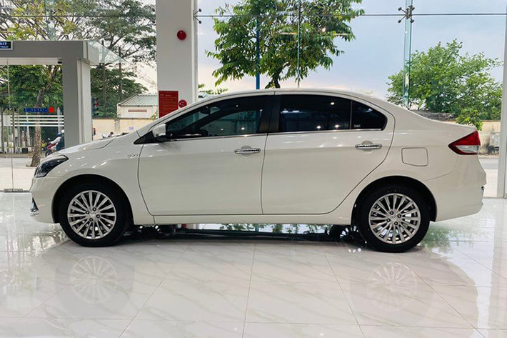 Để giải phóng hàng tồn, một đại lý ở khu vực miền Trung hiện đang giảm giá Suzuki Ciaz đến 95 triệu đồng. Giá sau ưu đãi của mẫu sedan hạng B này chỉ còn 440 triệu đồng, ngang ngửa bản thấp của các đối thủ như Hyundai Accent 1.5 MT (439 triệu) hay Toyota Vios 1.5E MT (458 triệu đồng).