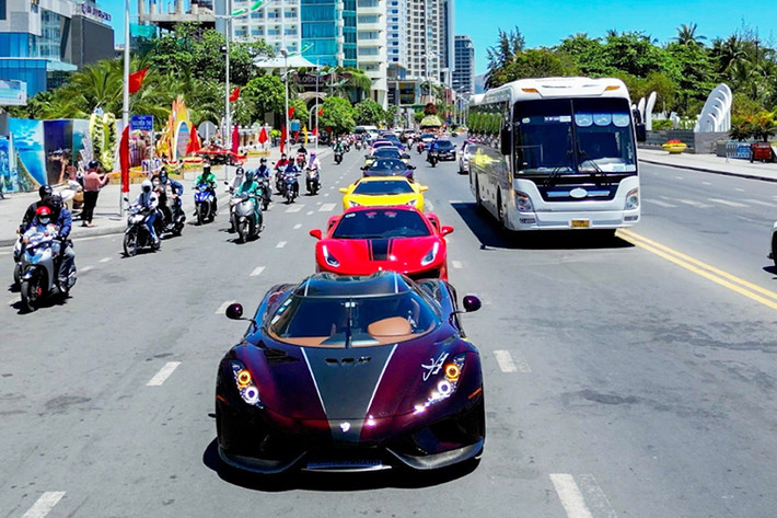 Theo ước tính, tổng giá trị của dàn “siêu phẩm” này lên tới hàng trăm tỷ đồng. Có thể nói, không chỉ gây choáng với độ chịu chơi khi trình diễn dàn siêu xe giá trị khủng, đại gia Hoàng Kim Khánh còn luôn biết tận dụng cơ hợi khoe siêu xe để quảng bá cho thương hiệu cá nhân mình.