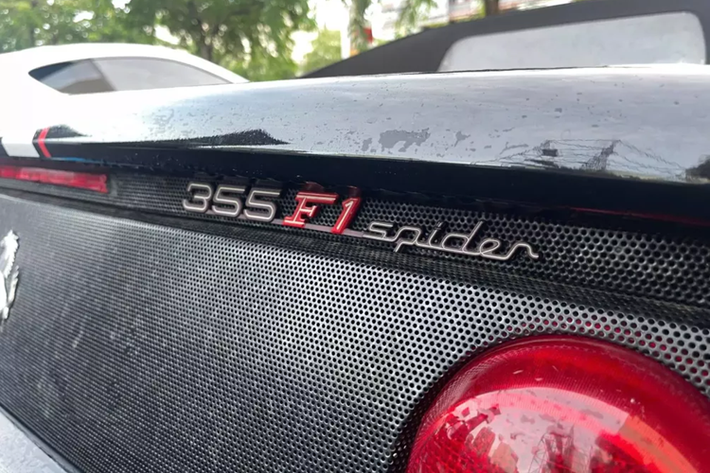 Ferrari F355 Spider ra mắt vào năm 1995 với sự chắp bút thiết kế do Pininfarina đảm nhận. Ban đầu, mẫu siêu xe mui trần F355 Spider được cung cấp hộp số tay 6 cấp. Năm 1997, hãng Ferrari cung cấp cho mẫu siêu xe này hộp số F1.
