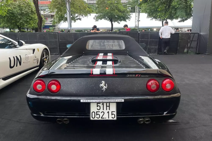 Siêu xe mui trần F355 Spider chỉ mất khoảng 4,7 giây là có thể tăng tốc từ vị trí xuất phát lên 100 km/h trước khi đạt vận tốc tối đa 295 km/h.
