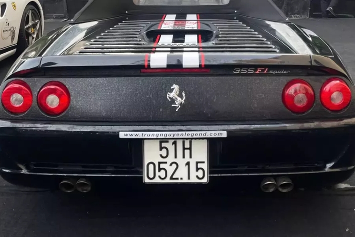Trong suốt vòng đời sản xuất của mình, siêu xe mui trần Ferrari F355 Spider có tổng cộng 3.717 chiếc được cho ra đời, trong đó, có 2.664 chiếc được sản xuất với hộp số tay 6 cấp và 1.053 chiếc còn lại được trang bị với hộp số F1 hiện đại.