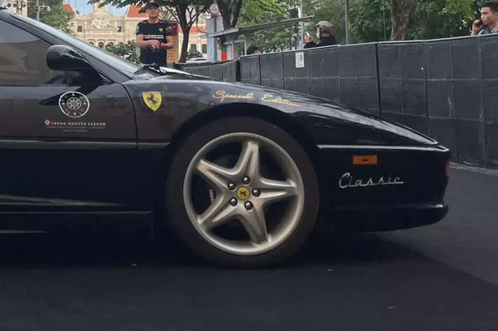 Chiếc siêu xe mui trần Ferrari F355 Spider này chỉ mới trải qua đúng 3 đời chủ và cả 3, đều là những nhà sưu tập, đều đam mê thu gom các sản phẩm của Ferrari, nhưng chỉ ông Đặng Lê Nguyên Vũ là còn đủ sáng rực với thú vui này, khi đã chi vài trăm tỷ đồng trong mấy năm qua để mang về garage gần 40 chú ngựa chồm chỉ trong 3 năm qua, 1 số tiền gây ngạc nhiên với ai chơi xe.