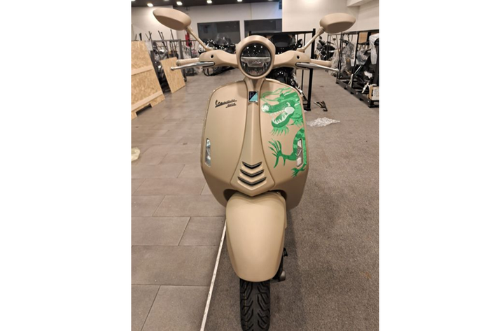 Bên phải thân xe Vespa 946 Dragon còn có 4 cặp số 12, 00, 88 và 76 được viết theo font chữ giống kiểu áo khoác đồng phục các đội thể thao ở trường Mỹ (varsity jacket).