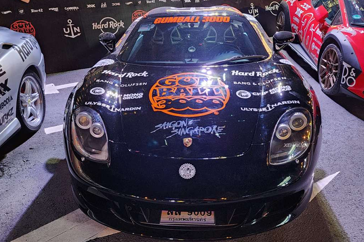 Siêu xe Porsche Carrera GT chỉ được sản xuất với số lượng 1.270 xe trên toàn cầu. Theo tìm hiểu, tại Thái Lan hiện có 5 xe và chỉ có 1 chiếc đang tham dự hành trình Gumball 3000.