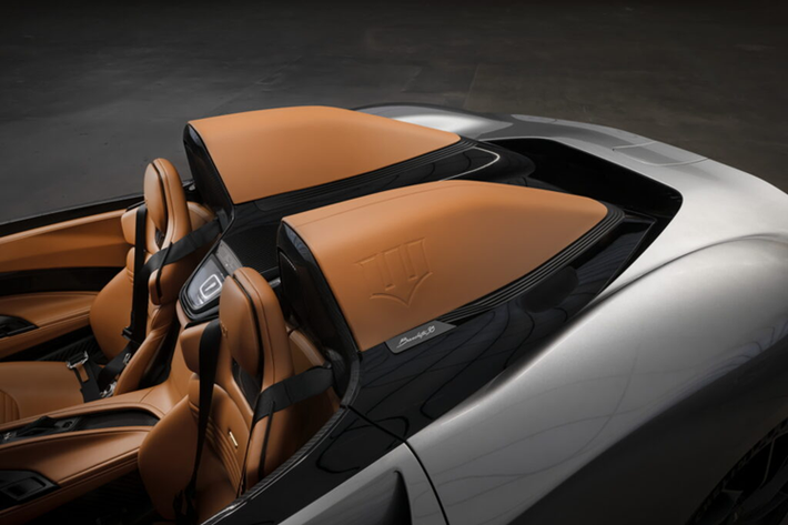 Pininfarina cũng bổ sung logo Wayne Enterprises trên thân xe, tấm khung và tấm cửa cùng với các họa tiết đặt riêng trên màn hình thông tin giải trí và trợ lý ảo với giọng nói của Alfred Pennyworth (Quản gia của Bruce Wayne).
