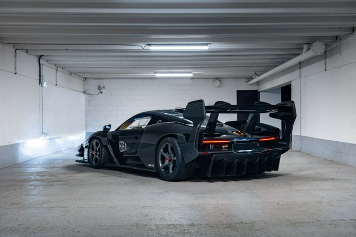 Chiếc siêu xe Lanzante McLaren Senna GTR LM 25 này mới chỉ lăn bánh chưa đầy 2.000 km và lần chạy gần nhất là từ tháng 9/2023. Chiếc xe sẽ được bán kèm theo giấy tờ gốc, tai nghe liên lạc nội bộ cho hành khách và người lái cùng một dụng cụ tháo bánh xe vứi trang bị khóa trung tâm.