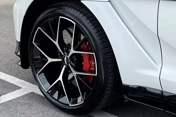 Đến nay, chiếc xe SUV Aston Martin DBX707 2024 này đã xuất hiện tại đại lý chính hãng ở trong Sài thành, và hiện chưa rõ, là chiếc SUV nhanh nhất thế giới này đã có chủ nhân hay chưa.