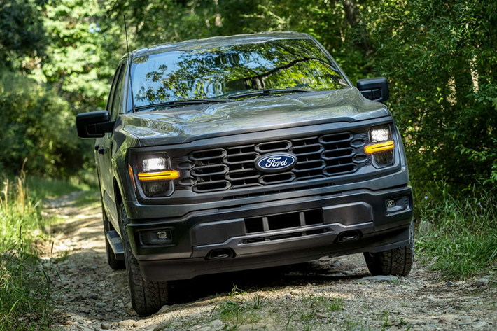 Levine nói: "Chúng tôi đã bắt đầu vận chuyển những chiếc bán tải Ford F-150 2024 mới tới các đại lý từ tuần trước. Chúng tôi sẽ tiếp tục tăng lượng xe trong các lô hàng khi chúng tôi tiếp tục kiểm tra chất lượng để đảm bảo chúng đáp ứng yêu cầu chất lượng từ khách hàng.