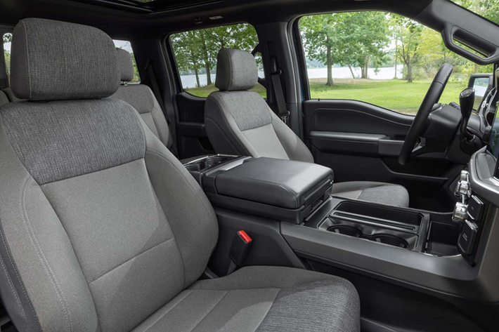 Theo nhận định của nhà phân tích ô tô John McElroy, Ford ghi nhận doanh số bán hàng ngay khi xe rời khỏi nhà máy, không phải khi đến tay đại lý. Hãng cũng sẵn lòng trả tiền lưu trữ cho những chiếc xe này nếu cho phép đáp ứng các chỉ số doanh thu được báo cáo cho Phố Wall.