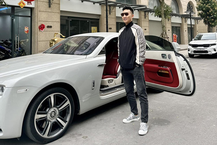 Chiếc Rolls-Royce Wraith này được dân chơi Huấn Hoa Hồng “tậu” vào khoảng hồi tháng 2/2023, xe thuộc đời 2014, đăng ký lần đầu vào năm 2018.