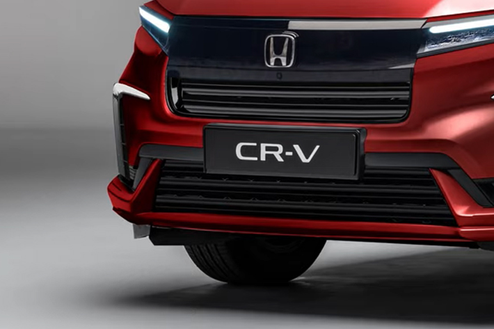 Cụ thể, kênh Youtube AutoYa đã đăng tải một video dự đoán trước thiết kế của Honda CR-V facelift tương lai. Tương tự như những gì mà chúng ta thường thấy trên các phiên bản nâng cấp giữa vòng, Honda CR-V 2025 có thể sẽ được tinh chỉnh cụm lưới tản nhiệt để thanh mảnh và hiện đại hơn.