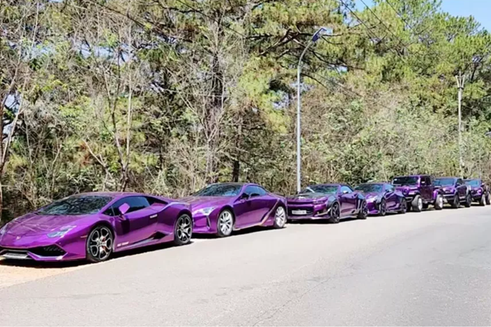 Nổi bật nhất trong dàn xe của đại gia Dũng "2 thì" là chiếc siêu xe Lamborghini Huracan LP610-4 giá 9 tỷ đồng. Nguyên bản siêu bò này có màu cam, nhưng chỉ mới về garage đại gia này, nó ngay lập tức được dán sang màu tím.
