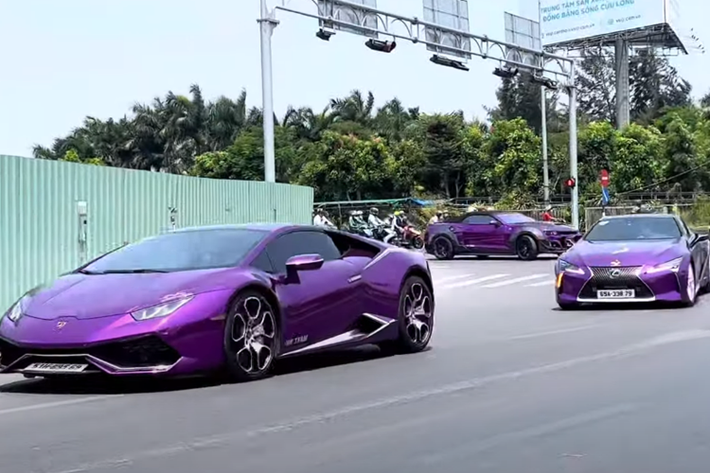 So với Lexus LC 500, mẫu xe thể thao của đại gia Dũng "2 thì" ở Cần Thơ có sự khác biệt khác biệt rất lớn ở ngoại hình nhờ chi tiết này, cụ thể, phiên bản Lexus LC 500h có thêm logo Hybrid xuất hiện bên hông xe, thể hiện đây là 1 mẫu xe hybrid.