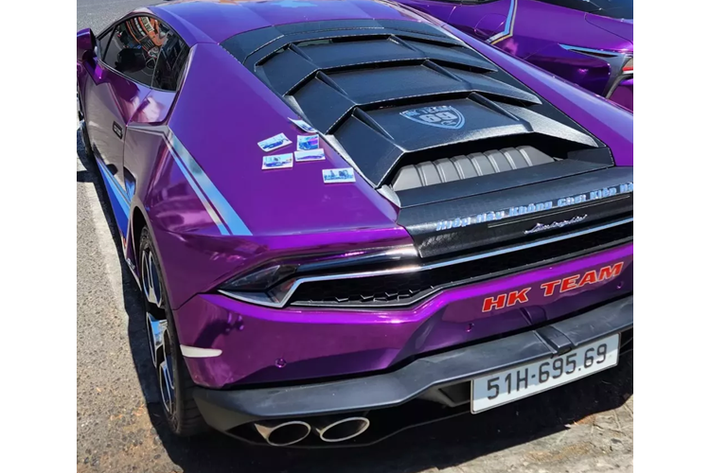 Huracan xuất hiện lần đầu trên toàn thế giới tại Triển lãm ôtô Geneva 2014, và được phát hành trên thị trường vào quý II năm 2014. Ký hiệu LP 610-4 xuất phát từ chiếc xe có công suất 610 ps và hệ dẫn động 4 bánh, trong khi LP là viết tắt của "Longitudinale Posteriore", đề cập đến vị trí động cơ đặt giữa.