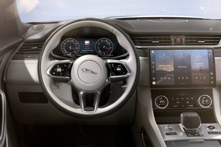 Bên cạnh phiên bản này còn có phiên bản F-Type SVR 575 với trang bị khối động cơ V8 5,0 lít tăng áp sản sinh công suất 567 mã lực và mô-men xoắn cực đại 700 Nm.