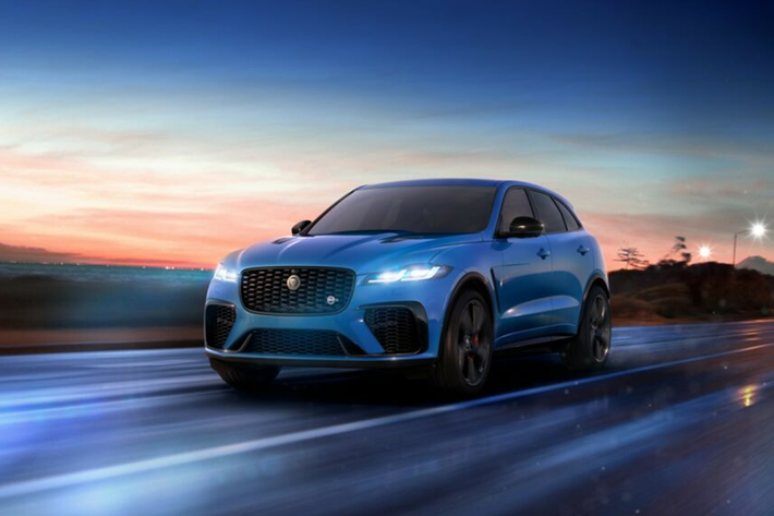 Phiên bản đầu tiên được gọi là Jaguar F-Pace 90th Anniversary Edition 2024 mới nhằm hướng tới kỷ niệm chín thập kỷ đổi mới và sản xuất động cơ đốt trong truyền thống của xe. Mẫu xe nổi bật với gói thể thao R-Dynamic và được trang bị bộ mâm xe hợp kim đươc phay cắt và cửa sổ trời toàn cảnh bằng kính.