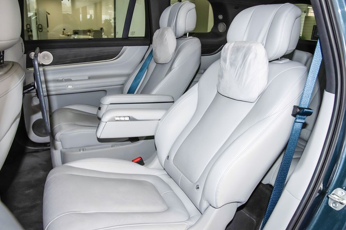 Cách bố trí nội thất 6 chỗ của mẫu SUV Trung Quốc có thể được thay đổi tùy theo nhu cầu của người ngồi, ví dụ gập hàng ghế thứ 3 lại để thêm không gian chứa đồ hoặc ngả phẳng thành giường đơn.