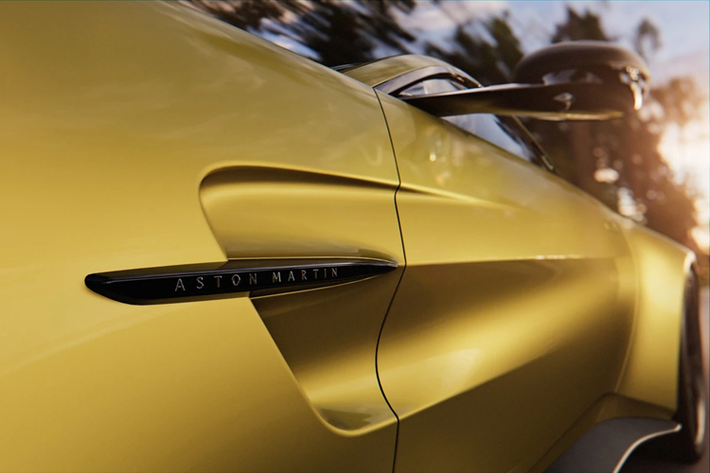 Dựa trên nền tảng này, hãng đã cho ra mắt nhiều phiên bản xe đua như Vantage GTE, Vantage DTM, Vantage GT3, Vantage GT8R, Vantage GT4...
