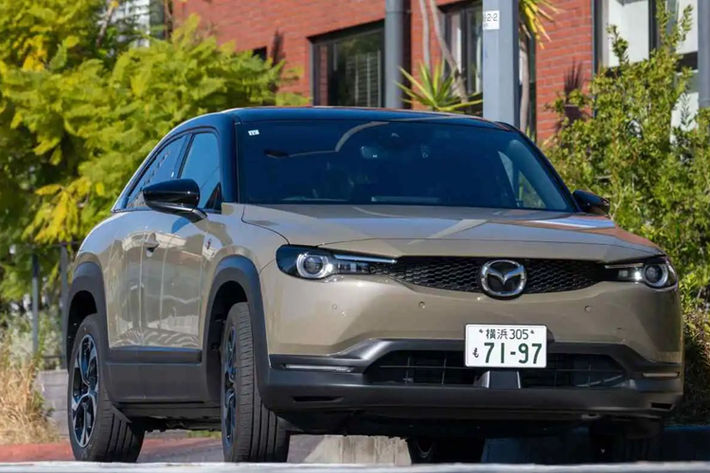 Các dòng xe điện Mazda tương lai ra mắt từ năm 2027 trở đi sẽ giống xe Toyota 90%. Đây không phải là lần đầu tiên Toyota và Mazda hợp tác, họ đã có quan hệ đối tác trong quá khứ và đã cùng nhau phát triển nhiều công nghệ, từ hệ truyền động chung đến công nghệ điện hóa.