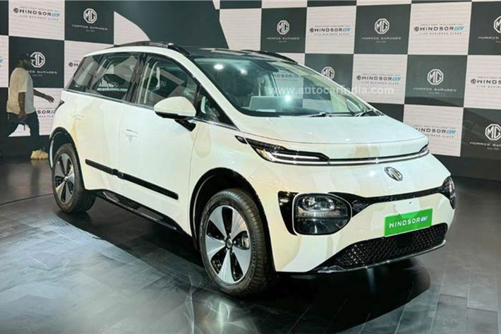 Xe có hệ thống cửa sổ lớn mang lại tầm nhìn rộng cho người ngồi trong xe. Dù được định vị là xe điện giá rẻ nhưng MG Windsor vẫn có chrome mạ viền ở cửa sổ, thềm cửa hay cản trước sau. Mâm xe là loại hợp kim có kích thước 18 inch khá thời thượng.