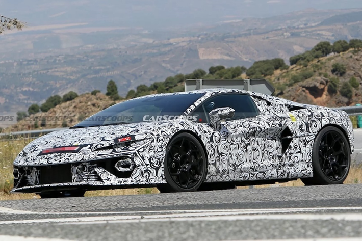 Mặc dù hãng xe Lamborghini vẫn chưa tiết lộ công suất kết hợp, nhưng CEO của hãng, ông Stephan Winkelmann đã nói trong một bài đăng trên mạng xã hội rằng nó sẽ có hơn 900 CV, tương đương 887 mã lực mạnh hơn Huracan đến 631 mã lực.