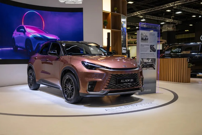 Cung cấp sức mạnh cho Lexus LBX tại khu vực Đông Nam Á vẫn là hệ truyền động hybrid dựa trên động cơ xăng 3 xi-lanh, dung tích 1,5 lít cho ra công suất kết hợp là 134 mã lực và mô-men xoắn cực đại là 185 Nm. Đi kèm với đó là hộp số biến thiên vô cấp CVT và các tùy chọn hệ dẫn động cầu trước hoặc bốn bánh.