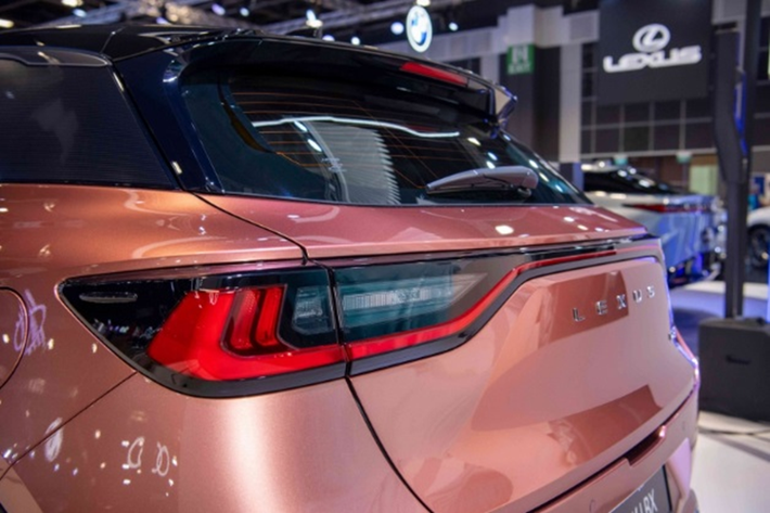 Phía đuôi xe của Lexus LBX có cụm đèn hậu LED hình chữ "L", nối với nhau thành dải đèn nằm vắt ngang cửa cốp. Phía dưới dải đèn này là tem chữ nổi "Lexus" thay cho logo của hãng. Tương tự cản trước, cản sau của xe cũng có khe nằm dọc, trang trí bằng nẹp mạ crôm hình chữ "L".