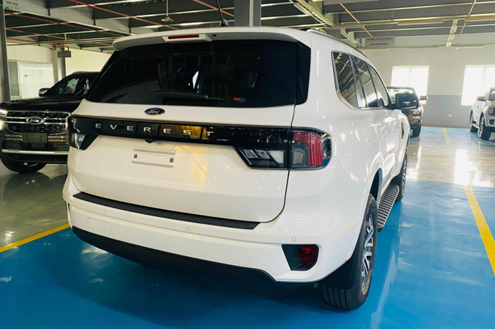 Giá các phiên bản của mẫu xe SUV Ford Everest 2024 chính hãng tại Việt Nam bán ra dao động từ 1,099 tỷ đến 1,499 tỷ đồng. Riêng bản Platinum chưa được công bố giá.