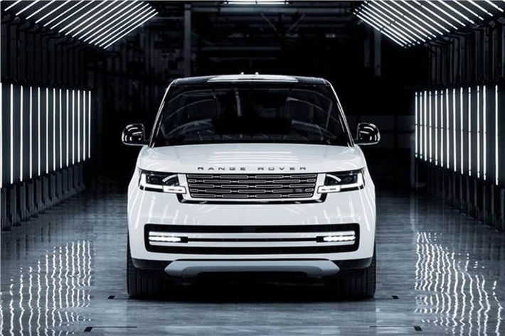 Những chiếc Range Rover và Range Rover Sport tại Ấn Độ sẽ được sản xuất tại nhà máy Pune thuộc sở hữu của Tata Motors và sẽ chỉ được phân phối cho khách hàng nội địa. Động thái này nhằm đáp ứng nhu cầu ngày càng tăng của thị trường lớn nhất khu vực Nam Á này, trong khi các mẫu xe cho thị trường khác vẫn tiếp tục được sản xuất tại Anh.