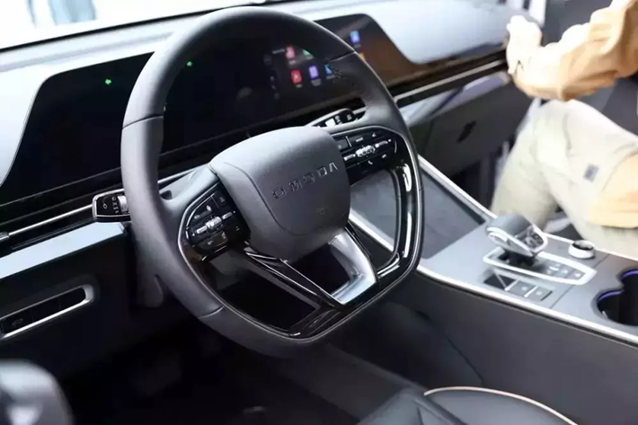 "Trái tim" của Omoda C5 tại Việt Nam là máy xăng 4 xi-lanh, tăng áp, dung tích 1.5L, tạo ra công suất tối đa 154 mã lực và mô-men xoắn cực đại 230 Nm. Động cơ đi kèm với hộp số tự động biến thiên vô cấp CVT giả lập 9 cấp số và hệ dẫn động cầu trước.