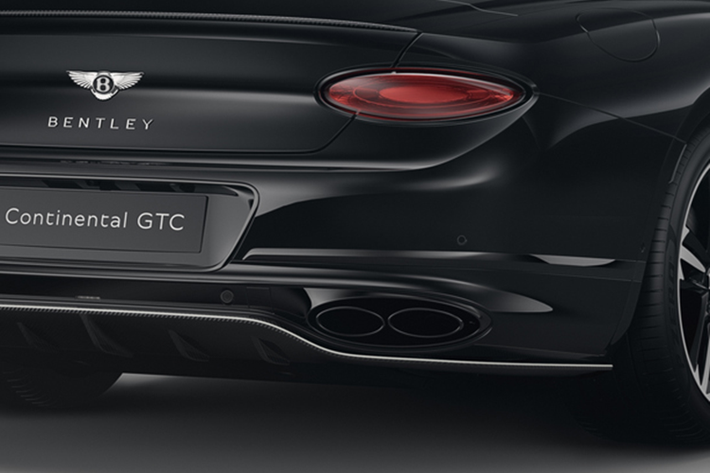 "Trái tim” của chiếc xe siêu sang mui trần Bentley Continental GTC S V8 là động cơ V8 cho công suất tối đa 542 mã lực, mô-men xoắn 770 Nm, xe có thể dễ dàng tăng tốc từ vị trí xuất phát đến 100 km/h chỉ trong 4 giây, trước khi đạt tốc độ tối đa 318 km/h.