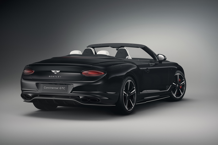 Khác với các xe Bentley Continental GT S V8 về Việt Nam trước đó, độc bản này có thể dễ dàng mở mui chỉ thông qua nút bấm trong khoang lái, thời gian để hạ cũng như đóng mui lại chỉ rơi vào tầm 14 giây.