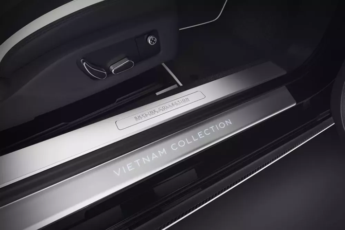 Nhìn vào ngoại thất, phần mâm xe, không quá khó để biết được, chiếc xe Bentley Continental GTC S V8 này mang tên gọi "Vietnam Skyline Edition" dành riêng cho thị trường Việt Nam. Dự án Bentley Continental GTC S V8 Vietnam Skyline Edition đã được triển khai 2 năm