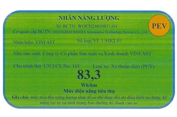 Ngoại thất của VF3 nổi bật với các khối hình học mạnh mẽ và những đường gân cứng cáp xuyên suốt từ trước ra sau. Xe có thiết kế nhỏ gọn nhưng cao ráo, khoẻ khoắn nhờ được trang bị bộ la-zăng có kích thước lên tới 16 inch, tạo khoảng sáng gầm xe lớn, giúp xe dễ dàng di chuyển trên nhiều điều kiện địa hình.