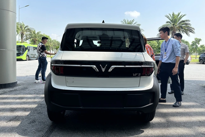 Về trang bị an toàn, VF 3 có chống bó cứng phanh, kiểm soát lực kéo, hỗ trợ khởi hành ngang dốc và 1 túi khí. Theo công bố, mức giá xe Vinfast VF3 khởi điểm là 240 triệu đồng khi thuê pin và 322 triệu đồng nếu kèm pin.