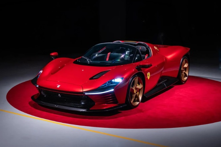Ferrari Daytona SP3 2024 mới thuộc Series Icona của Ferrari cùng với Monza SP1 và SP2. Ở thời điểm mới ra mắt, siêu xe này có giá khởi điểm là 2 triệu USD (khoảng 50,9 tỷ đồng) và chỉ được sản xuất đúng 599 chiếc trên toàn thế giới.