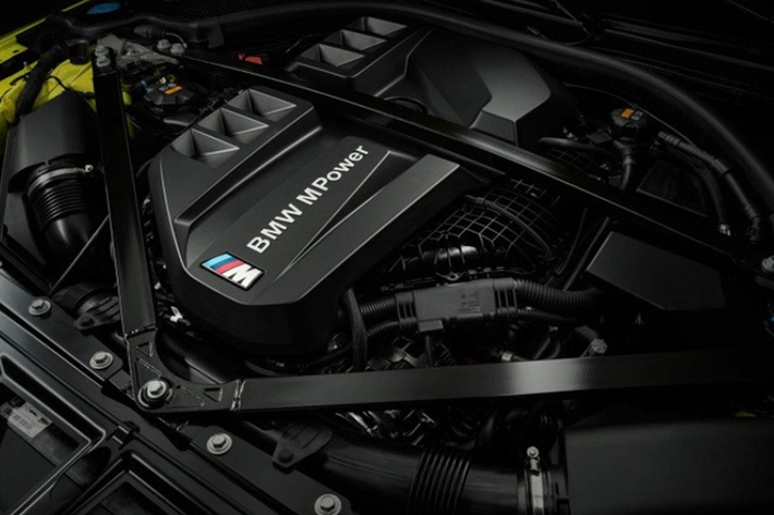 Tất cả các phiên bản của BMW M3 và M4 hiệu suất cao đều có tốc độ tối đa giới hạn điện tử là 250 km/h. Tuy nhiên, nếu khách hàng mua thêm gói nâng cấp hiệu suất M Race Track Package có giá 1,1 tỷ đồng thì tốc độ tối đa có thể tăng lên lên 290 km/h đi cùng các tùy chọn phanh ceramic carbon, ghế đua carbon...