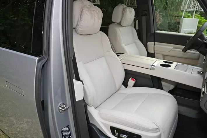 Bên dưới đầu xe còn có khu vực hình chữ U tương tự dòng L, tích hợp cụm đèn, lưới tản nhiệt và một số cảm biến. Để làm sạch kính chắn gió quá khổ, chiếc xe này còn được trang bị cần gạt nước cực dài che camera phía trên, ngoài ra còn sử dụng chức năng phun nước cho lưỡi gạt nước, chi phí cao hơn so với cần gạt nước truyền thống.