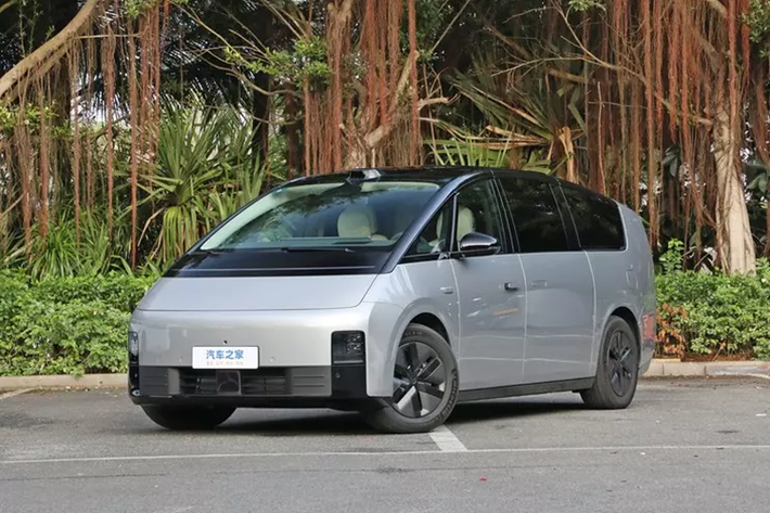 Li Auto Mega 2024 mới là một chiếc xe cỡ lớn với mang kiểu dáng công nghệ và tương lai của thương hiệu ôtô Trung Quốc khá giống với mẫu MPV Hyundai Stargazer đang bán ở Việt Nam.