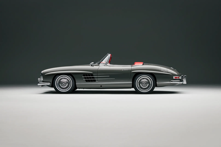 Ở thời điểm ra mắt, Mercedes-Benz 300SL Roadster mui trần mang trên mình nhiều công nghệ mà sau này đã trở nên phổ biến trong ngành công nghiệp ô tô bao gồm hệ thống phun nhiên liệu và khung gầm khung hình ống thừa hưởng từ xe đua.