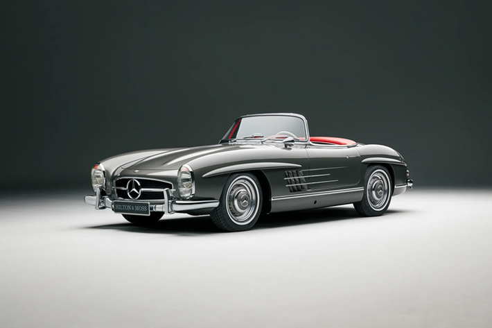 Mercedes-Benz 300SL Roadster siêu hiếm đã được phục hồi từ những chi tiết nhỏ nhất và toàn bộ quá trình được thực hiện tại trụ sở của Hilton & Moss. Được giới thiệu vào năm 1957 và sản xuất đến năm 1963, 300SL Roadster là phiên bản mui trần của chiếc coupe 300SL “Gullwing” mang tính biểu tượng.
