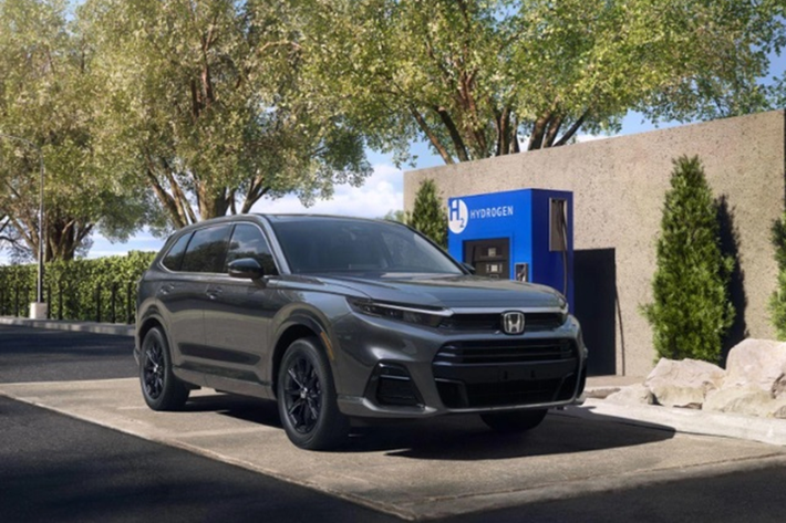 Honda CR-V e: FCEV 2025 mới là chiếc xe vừa có thể chạy bằng nhiên liệu hydro, vừa có thể dùng năng lượng điện từ bộ pin hỗ trợ sạc ngoài. Cụ thể, Honda CR-V e:FCEV được trang bị một mô-tơ điện đặt tại cầu trước, có khả năng sản sinh công suất 174 mã lực và mô-men xoắn cực đại 311 Nm.