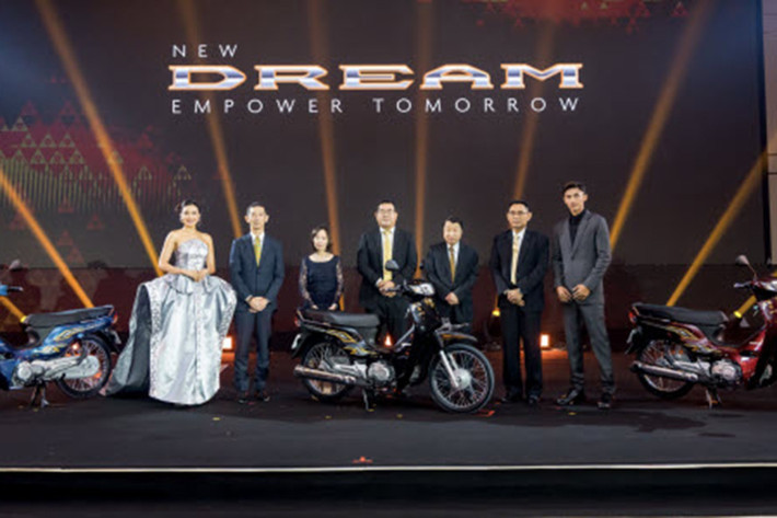 Honda chính thức ra mắt mẫu xe số Honda Dream 125 2025 mới tại thị trường Campuchia. Chỉ sau đó ít ngày, những chiếc Dream thế hệ mới đầu tiên đã có mặt tại các đại lý, xe được mở bán với 3 màu sắc gồm Xanh, Đỏ và Đen.