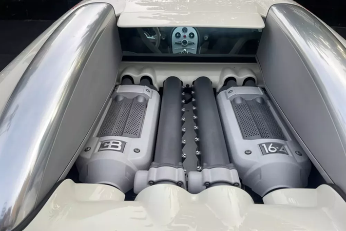 Bugatti Veyron của Đặng Lê Nguyên Vũ mang ra trưng bày tại Gumball 3000 2024 có gí khoảng gần 50 tỷ đồng. Xe được trang bị động cơ 16 xy-lanh xếp hình chữ W, dung tích 8 lít, 64 van, 4 trục cam, 4 bộ tăng áp, sản sinh công suất tối đa 1.001 mã lực và mô-men xoắn cực đại 1.250 Nm. Bộ vành trên Bugatti Veyron bản tiêu chuẩn sẽ là đa chấu được mạ crôm sáng bóng.
