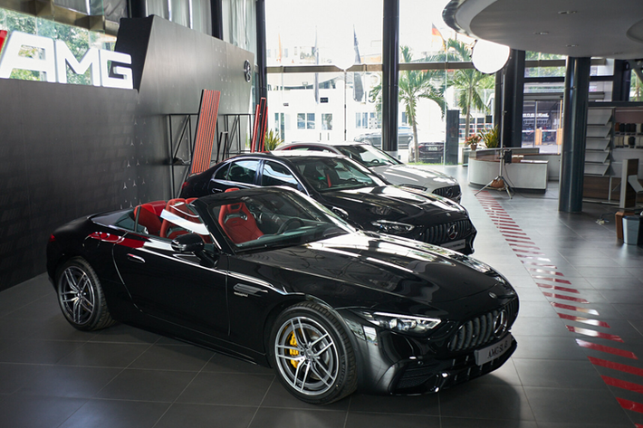 Mercedes-AMG SL 43 mui trần là phiên bản thứ 3 thuộc dòng Mercedes-AMG SL R232 (thế hệ thứ 7 của dòng SL-Class), trước đó hãng xe Đức đã từng giới thiệu các mẫu SL 55 4MATIC+ và SL63 4MATIC+ vào cuối năm 2021. Mercedes-AMG SL được xem là biểu tượng xe thể thao mui trần.