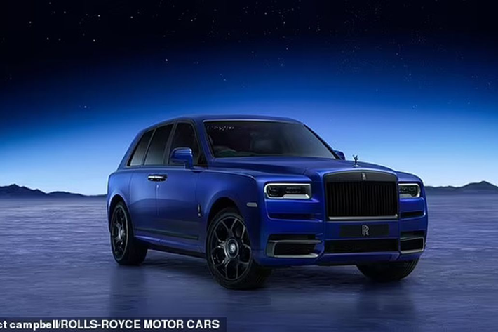 Tuy nhiên vào năm ngoái, chiếc Rolls-Royce Black Badge Wraith này đã không may dính tai nạn và hư hỏng nặng. Rolls-Royce Black Badge Wraith sử dụng động cơ tăng áp kép V12 6.6L, sản sinh công suất 624 mã lực và mô-men xoắn 800 Nm, hộp số tự động 8 cấp ZF, tăng tốc 0-100 km/h trong chỉ 4,6 giây.