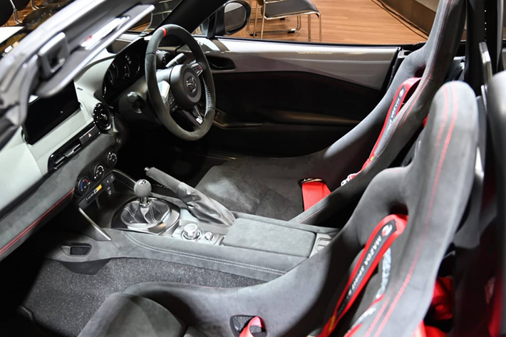 Hãng hoàn toàn có thể đổi sang hộp số sàn ở bản thương mại hoàn thiện. Đại diện Mazda không tiết lộ nhiều về thông số của khối động cơ 2.5L tăng áp dự định trang bị cho Spirit Racing 3.