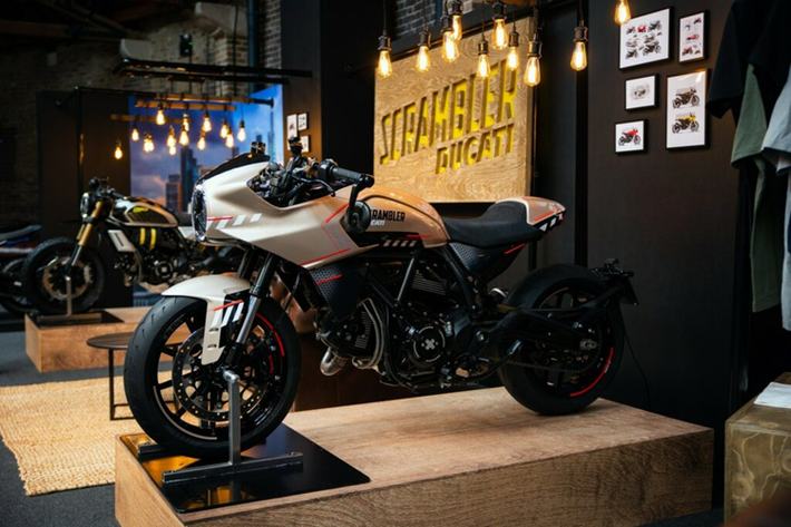 Mẫu xe Ducati Scrambler Concept 2024 mới sẽ được chế tạo bởi các nhà thiết kế đến từ Centro Stile của thương hiệu và lấy cảm hứng từ kiểu dáng truyền thống của những chiếc xe đua Anh Quốc vào những năm 1960.